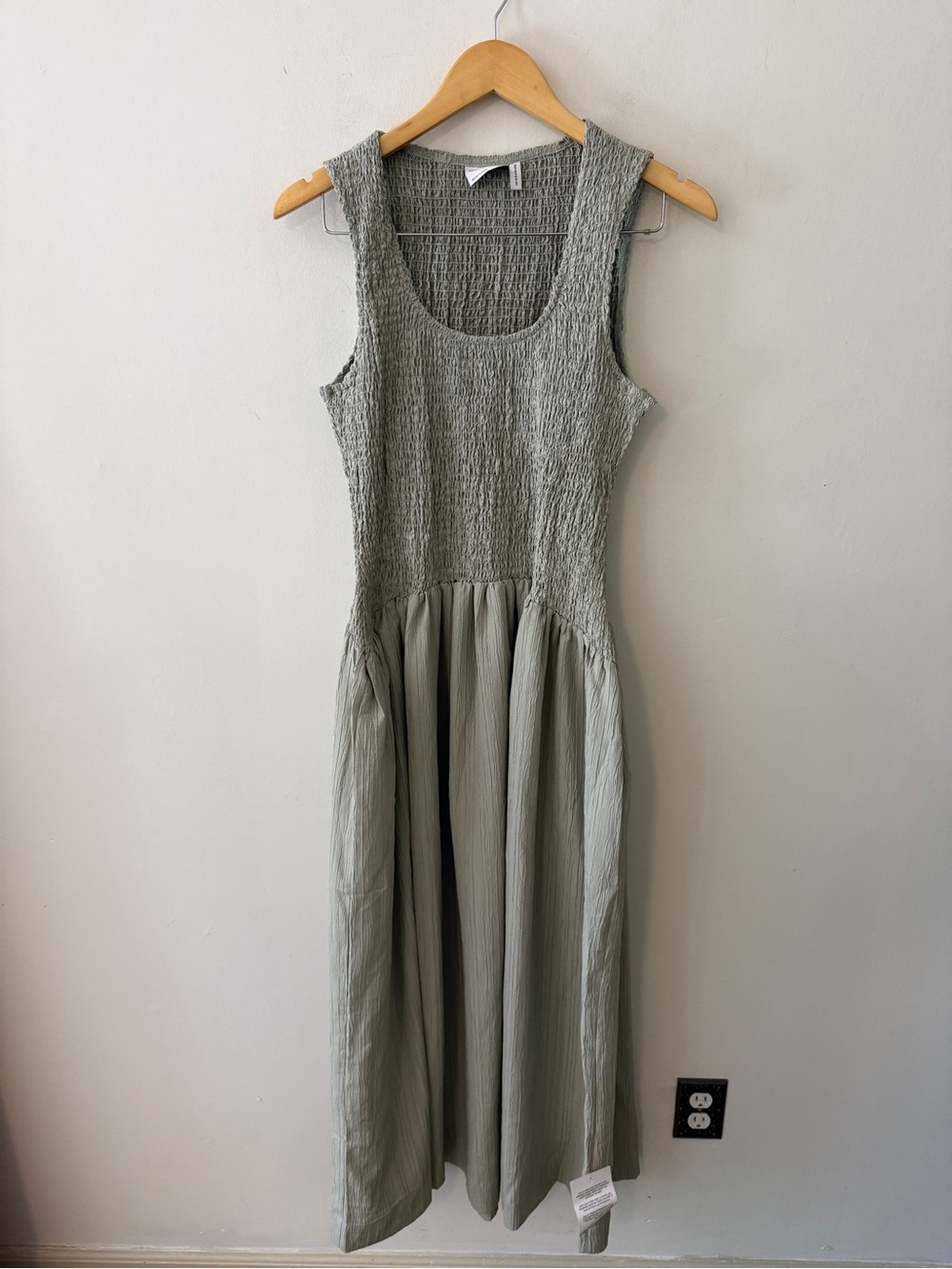 ASOS DESIGN crinkle scoop neck maxi sundress with shirred waist in sage - Picture 5 of 8